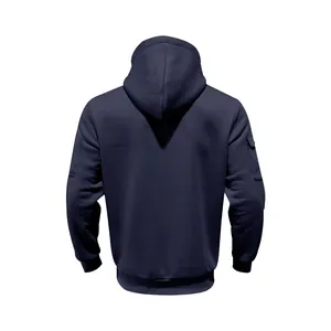 Achteraanzicht van een zware marineblauwe fleece hoodie met een mouwzak detail.