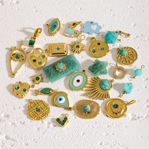 Vue détaillée de divers breloques et pendentifs en acier inoxydable bleu et or pour bijoux.