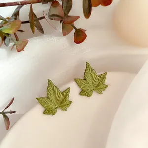 Orecchini a perno a foglia verde in argento 925 stile foresta per un look naturale