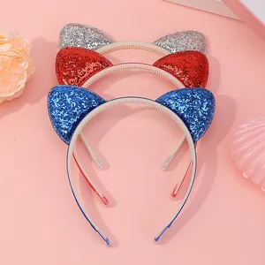 Vista dettagliata di tre cerchietti con orecchie di gatto glitterati in argento, rosso e blu