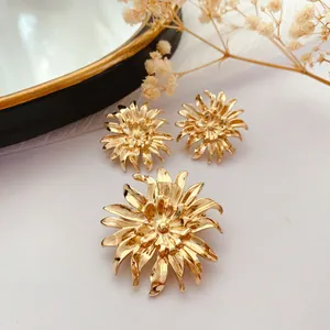 Elegantes Vintage-Set aus vergoldeter Barock-Blumenbrosche und Ohrsteckern für Damen