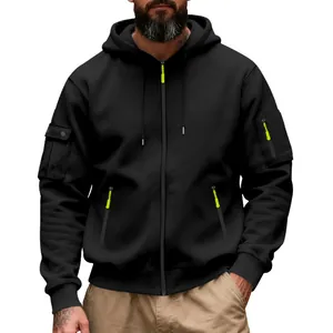 Gedetailleerde weergave van zware zwarte fleece herenhoodie met neon ritsen en cargozakken
