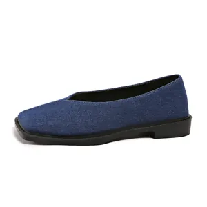 Détail de la vue latérale des mocassins en denim bleu avec bout carré