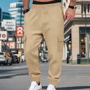 Λεπτομέρεια από χακί παντελόνι cargo jogger με ύφανση βάφλα για άνδρες με λάστιχο