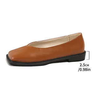 Vue détaillée de mocassins marron pour femmes montrant la hauteur du talon de 2,5 cm