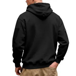 Achteraanzicht van een zware zwarte fleece hoodie met functionele tactische mouwzakken