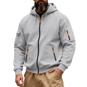 Detailweergave van een grijze zware fleece hoodie voor heren met felle oranje ritsaccenten