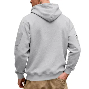 Gedetailleerd achteraanzicht van een grijze dikke fleece hoodie voor heren met armzakken
