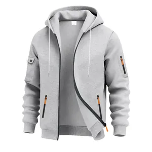 Detailweergave van een zware grijze herenhoodie met rits en opvallende oranje ritsen.