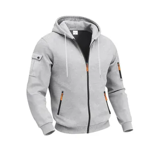 Detailopname van een grijze zware hoodie met rits, oranje accenten en een mouwzakje