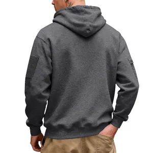 Gedetailleerd achteraanzicht van een zware grijze fleece herenhoodie met mouwzak.