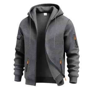 Detailweergave van een grijze zware fleece hoodie met functionele ritszakken.