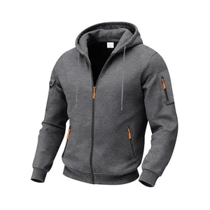 Gedetailleerd overzicht van een luxe grijze fleece hoodie met rits voor heren.