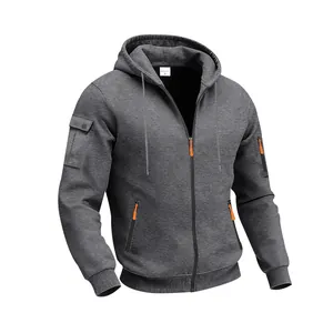 Detail van zware fleece hoodie met rits voor heren in donkergrijs met oranje trekkers.