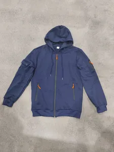 Vista completa della felpa con cappuccio blu scuro da uomo con dettagli zip arancioni