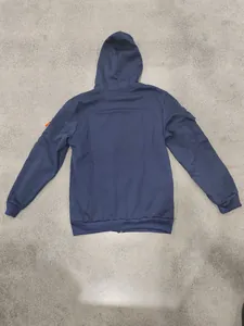Vista posteriore della felpa con cappuccio blu navy da uomo con tasche tattiche sulle braccia