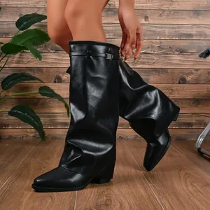 Modische schwarze Slouch-Stiefel mit hohem Absatz und Falten-Design für trendige Damen