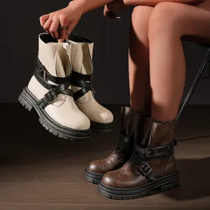 Detailaufnahme von klobigen Plateau-Stiefeletten mit Schnallen in Beige und Braun-Tönen