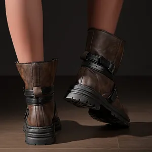 Detailansicht brauner Vintage-Stiefel mit Schnallen und Profilsohle, Textur und Absatz.