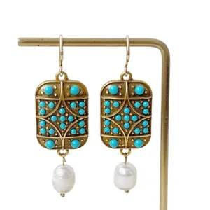 Orecchini geometrici vintage in oro con perle turchesi e pendenti di perle bianche