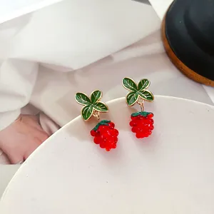 Detailansicht französischer Vintage-Beerenohrringe mit Emaille-Blättern und Glasbeeren