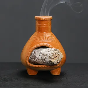 Bruciatore di incenso mini camino in ceramica con fascio di salvia bianca e fumo