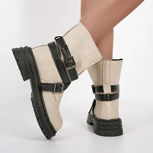 Detailaufnahme beiger Martin-Stiefel mit dicker Sohle, schwarzen Schnallen und Profilsohle.