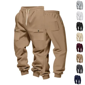 Panoramica multicolore e dettagli del design dei pantaloni cargo pesanti da uomo