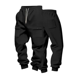 Primo piano dei pantaloni cargo neri da uomo con fodera in pile e coulisse