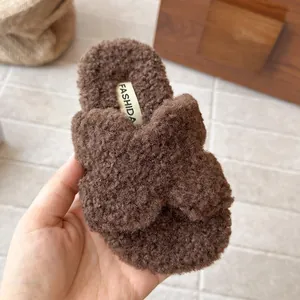 Pantofole vintage marroni in pile riccio per bambini con suola morbida e incrociata