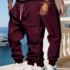 Vista dettagliata dei pantaloni cargo in pile pesante bordeaux da uomo con tasche