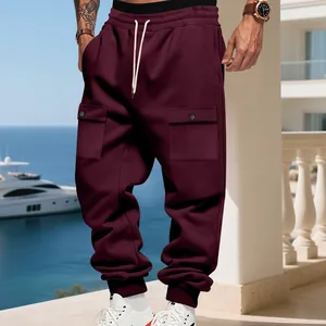 Dettaglio dei pantaloni cargo bordeaux pesanti con pratiche tasche con patta