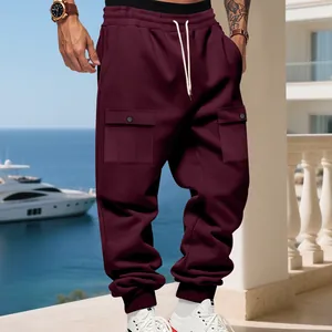 Dettaglio ravvicinato dei pantaloni cargo pesanti bordeaux da uomo con tasche laterali