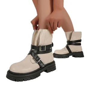 Trendige beige Damen-Ankle-Boots mit dicker Plateausohle und schwarzen Schnallenriemen