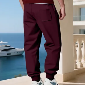 Vista posteriore dettagliata dei pantaloni sportivi pesanti bordeaux da uomo
