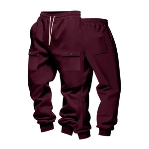 Dettaglio dei pantaloni sportivi cargo bordeaux pesanti con tasche