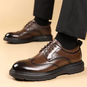 Κλασικά καφέ δερμάτινα παπούτσια Brogue με λεπτομέρειες για επίσημο ανδρικό ντύσιμο