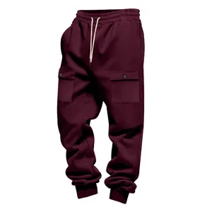 Dettaglio dei pantaloni sportivi cargo bordeaux con coulisse elastica in vita e tasche.