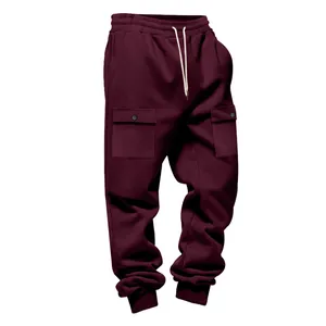Vista dettagliata dei pantaloni sportivi cargo bordeaux pesanti con tasche a patta e lacci.