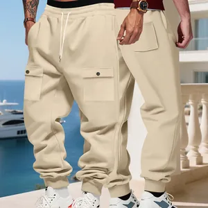 Dettaglio dei pantaloni jogger cargo beige da uomo con tasche laterali e coulisse