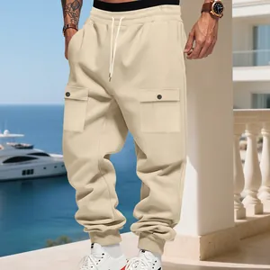 Dettaglio dei pantaloni cargo da uomo color crema pesanti con pratica coulisse in vita