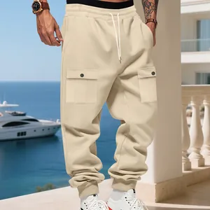 Dettaglio dei pantaloni cargo beige pesanti da uomo in un lussuoso ambiente costiero