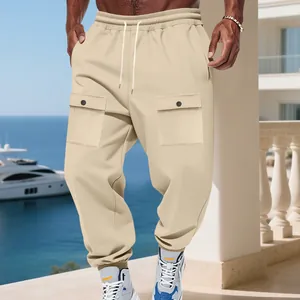 Dettaglio dei pantaloni cargo pesanti beige da uomo con tasche grandi e polsini a coste