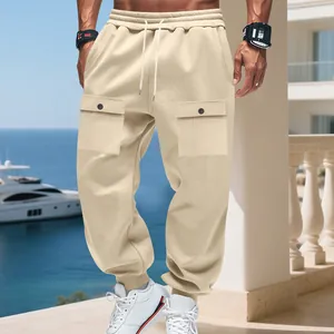Vista dei dettagli dei pantaloni cargo beige pesanti con coulisse e tasche ampie