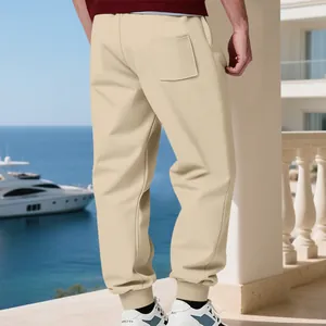 Vista posteriore di pantaloni jogger beige pesanti da uomo con polsini ed elastico