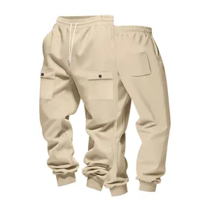 Vista dettagliata dei pantaloni cargo pesanti da uomo con tasche e polsini elastici