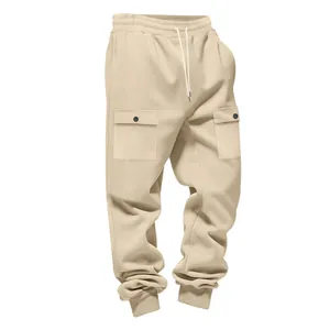Dettaglio dei pantaloni cargo in pile pesante da uomo, beige con vestibilità comoda