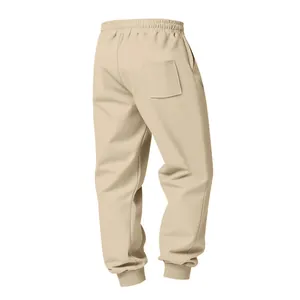 Dettaglio vista posteriore dei pantaloni sportivi beige larghi e caldi da uomo