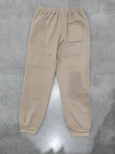 Vista posteriore dettagliata di pantaloni sportivi pesanti da uomo kaki con tasca applicata.
