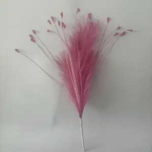 Gedetailleerde weergave van roze kunstmatig pampasgras met decoratieve bloembladen.